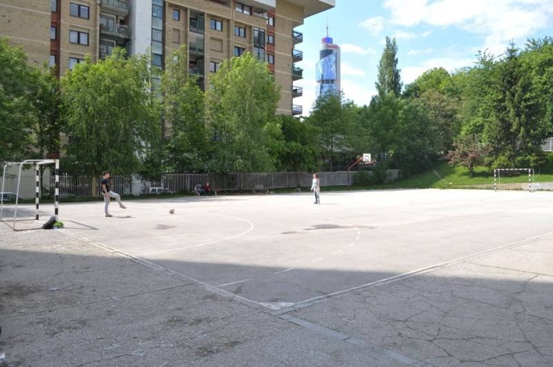 Ko je iznajmio školsko igralište privatnoj školi fudbala?