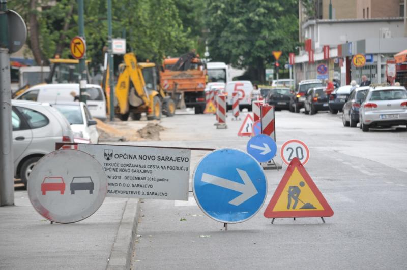 Koldžo poklanja dječija igrališta, Efendić organizuje veličanstvene skupove