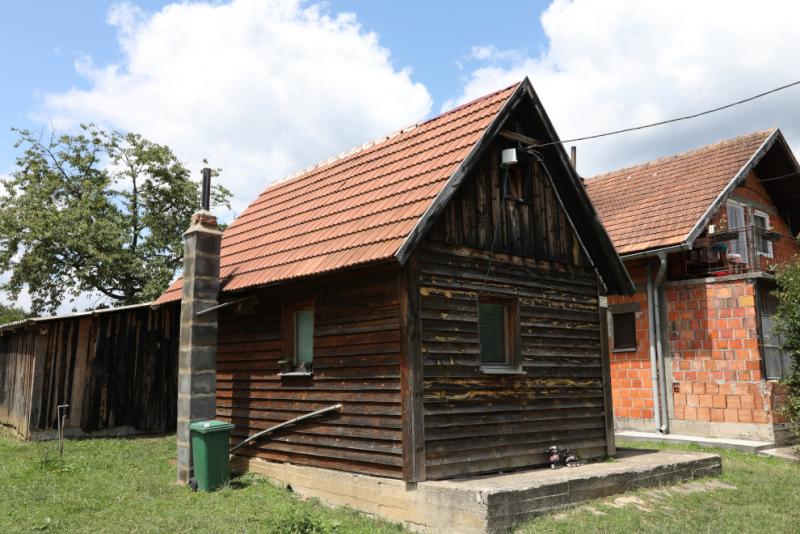 Dok povratnici sanjaju o toploj sobi, odbornici SDA dobijaju donacije