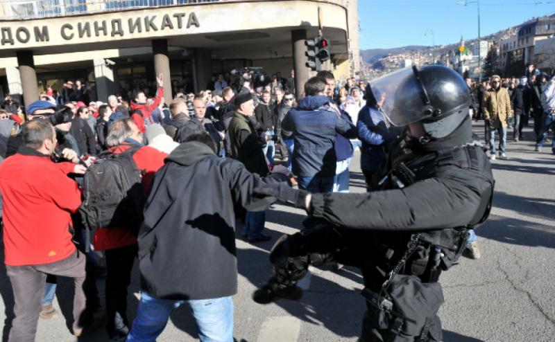 Oboljeli pripremaju proteste, policija kupuje vodene topove za suzbijanje nemira