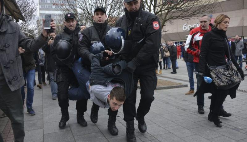 Policija batinala privedene demonstrante sa Trga Krajine!