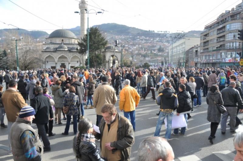 PROTESTI U BiH: Blokiran saobraćaj kod Predsjedništva, radnici u Tuzli pred zgradom Kantonalnog suda