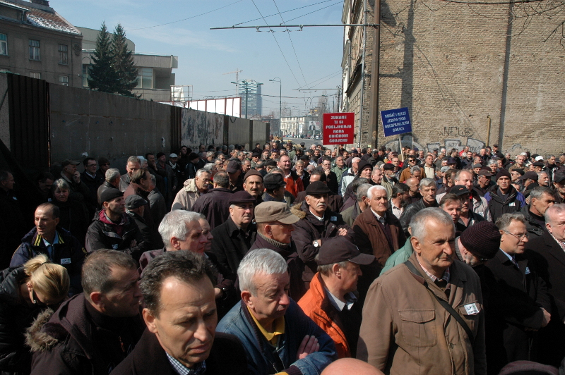 Prekinuti protesti, Nikšić povukao zakon iz procedure