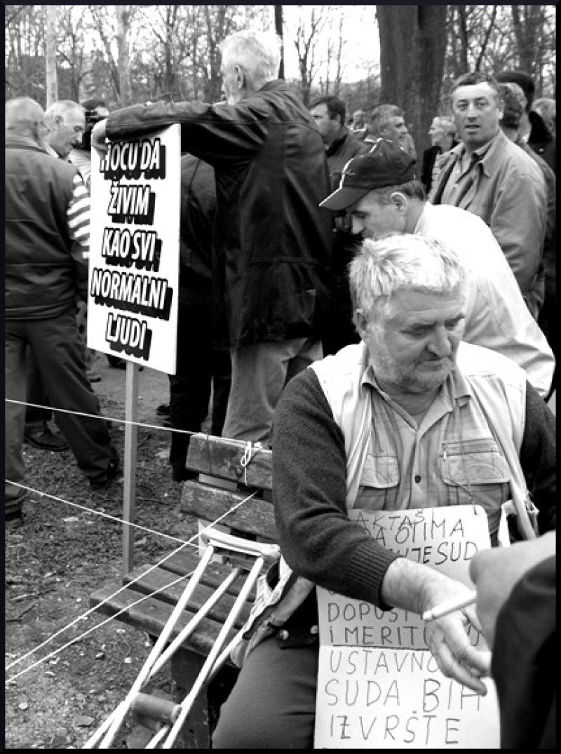 PROTESTI U BANJOJ LUCI: Ukrali su nam 25 godina života i 50 milijardi maraka