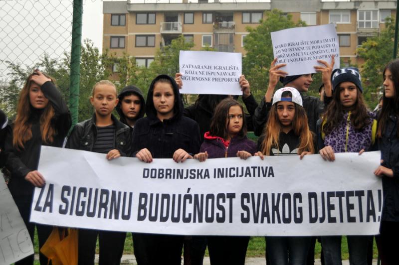 SARAJEVO: Građani se okupili na igralištu gdje je poginuo Salih Pačariz