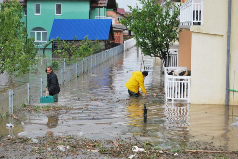 TUZLA: Porast vodostaja Spreče u Doboju i Gračanici, poplavljeno poljoprivredno zemljište