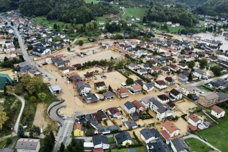 Četrnaest osoba smrtno stradalo u poplavama, veliki broj nestalih i zatrpanih