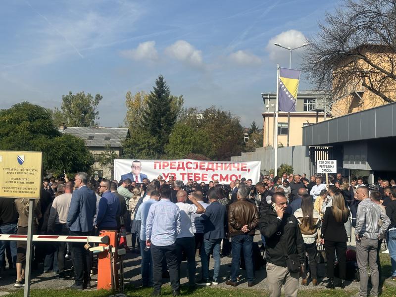 Dodik ne ustaje prilikom obraćanja, još jedno upozorenje njemu i advokatima