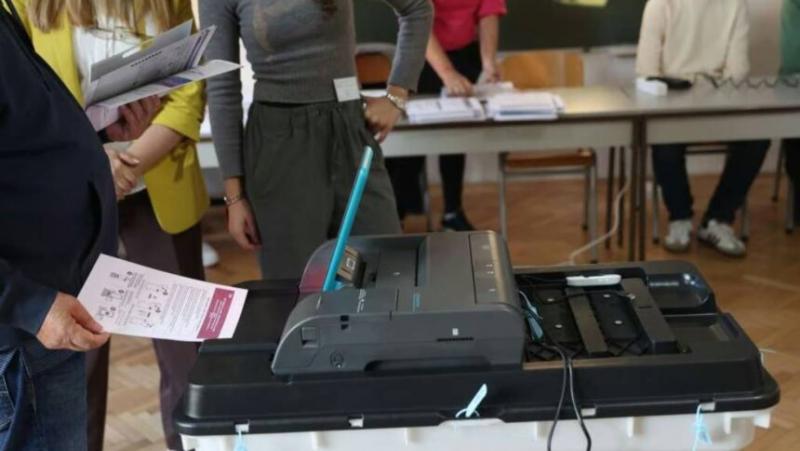 Draško Stanivuković šalje SMS poruke glasačima