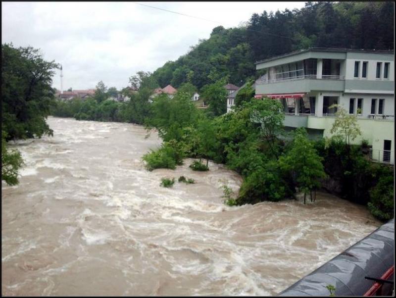 BANJA LUKA: Potopljena dva mosta, strah od pucanja brane