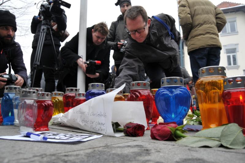 SARAJEVO: Građani Sarajeva ispred francuske ambasade odali počast stradalim novinarima magazina Charlie Hebdo