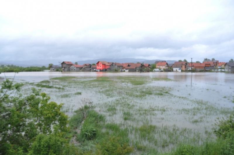 POPLAVE U BiH: Najteže u Bijeljini, počela evakuacija 10.000 ljudi