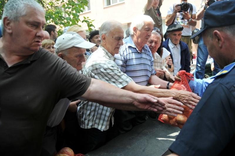 SARAJEVO: Predstavnici Saveza poljoprivrednih udruženja besplatno dijelili proizvode građanima