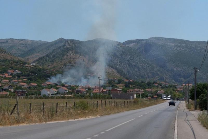 MOSTAR: Vatrogasci cijelu noć gasili požar u Čitluku