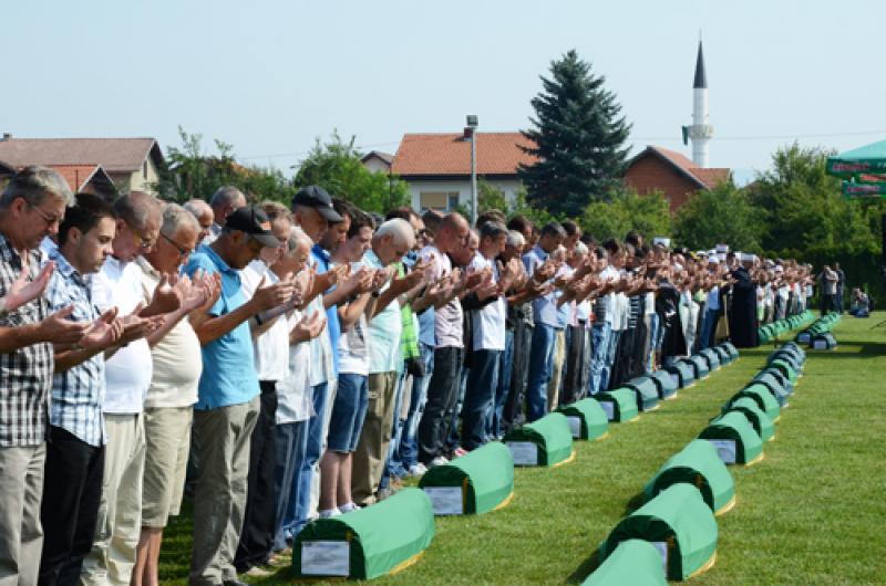 PRIJEDOR: Kolektivna dženaza za 30 ubijenih Bošnjaka