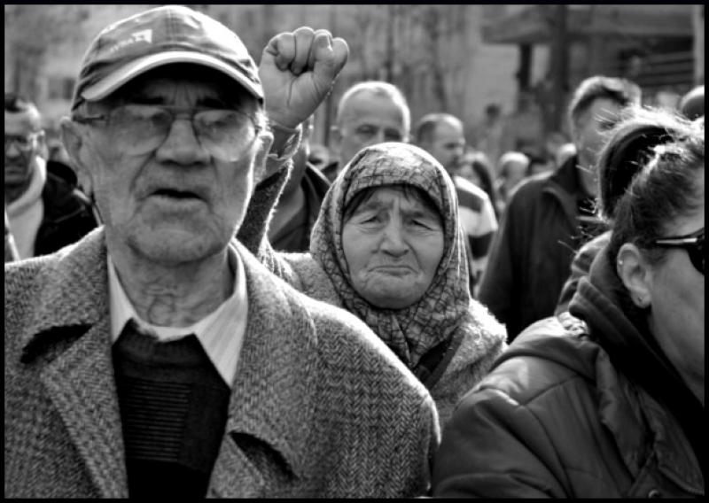 ŽURNAL S PROTESTANTIMA (FOTO): Nisu naša djeca govna da ih bacaju u Miljacku!