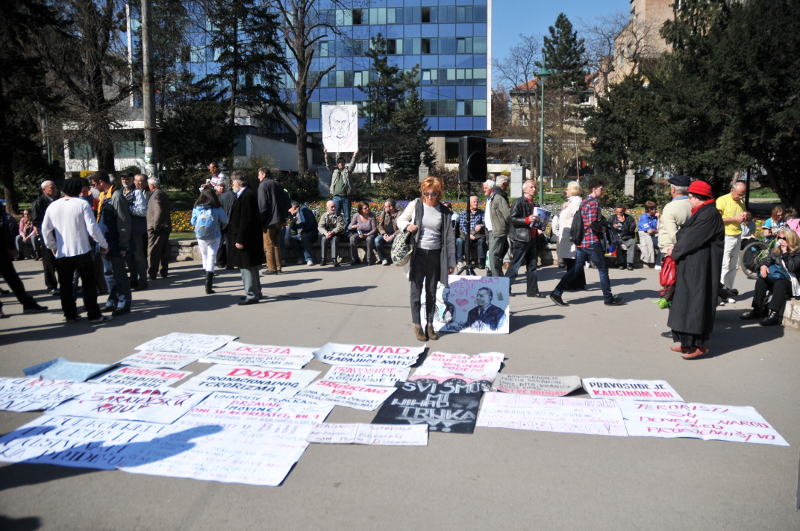 Demonstranti se oglašavaju transparentima i pištaljkama