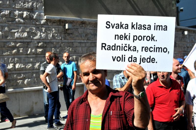 LICA PROTESTA (FOTO): Umor i briga da će plate i penzije zamijeniti kontejnerima